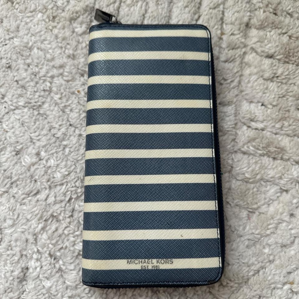 Michael Kors Zip Around Wallet